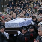 El ataúd con los restos del fallecido opositor ruso Boris Nemstov es trasladado durante su funeral en Moscú.-Foto:   EFE / SERGEI ILNITSKY