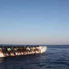 Un centenar de inmigrantes apiñados en una lancha neumática en las costas de Libia, este miércoles.-JAVIER TRIANA
