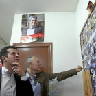 Tudanca, en Guardo, contempla unas fotografías bajo un póster de Villarubia, su rival en las primarias.-Ical