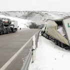 Camión implicado en el accidente de Esteras de Medinaceli, en la A-2, ayer. / ÁLVARO MARTÍNEZ-