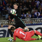 Bale pica el balón ante Rulli para marcar el tercer gol del Madrid en Anoeta.-ÁLVARO BARRIENTOS / AP