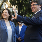 El presidente de la Generalitat, Carles Puigdemont, junto a la alcaldesa de Barcelona, Ada Colau, tras la ofrenda floral al monumento a Rafael Casanova con motivo de la Diada.-EFE / MARTA PÉREZ