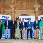 Foto de familia de los galardonados en los Premios FOES - MARIO TEJEDO