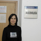 Silvia Aceña posa en el Hospital Santa Bárbara, donde trabaja. / ÁLVARO MARTÍNEZ-