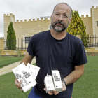 El encargado de la planta, Iván Rodríguez, posa frente al edificio en el que se encuentra el manantial con cajas de agua-LAT
