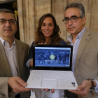 Investigadores de la Upsa muestran la página web del prototipo en las instalaciones de la universidad.-ENRIQUE CARRASCAL
