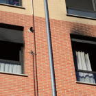 Aspecto exterior de las ventanas de la vivienda donde se originó el fuego. / ÁLVARO MARTÍNEZ-