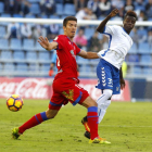 El delantero del Tenerife Amath Ndiaye con el defensa numantino Carlos Gutiérrez en el encuentro de la primera vuelta.-Área 11