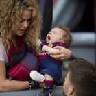 Shakira, Sasha y Piqué, en el Camp Nou.-Foto: JORDI COTRINA