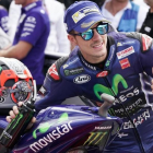Maverick Viñales (Yamaha) celebra su pole de hoy en Misano (Italia).-ALEJANDRO CERESUELA