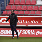 López Garai dando indicaciones a sus jugadores en el entrenamiento del pasado miércoles.-Noelia Martínez