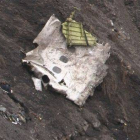 Un pedazo del A320 correspondiente a las ventanillas del avión que se ha estrellado en los Alpes.-DENIS BOIS / AFP
