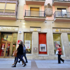 Exterior de una oficina bancaria en la capital.-VALENTÍN GUISANDE
