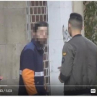 Captura del vídeo de la agresión al youtuber MrGranBomba por parte de un repartidor al que llamó caranchoa.-EL PERIÓDICO