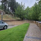 La inundación dejó varios coches atrapados en el Soto Playa. GONZALO MONTESEGURO