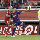 Ripa intenta quitar el balón a David Concha durante el partido del Numancia con el Barcelona B.-LUIS ÁNGEL TEJEDOR