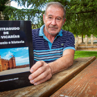 Antonio Ruiz con su libro sobre Monteagudo de las Vicarías