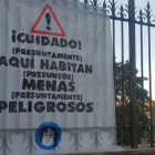 Pancarta del colectivo okupa Hogar Social Madrid contra los menores extranjeros no acompañados (MENAS) en el centro de Hortaleza.-TWITTER