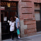 Fachada de la vivienda ubicada en el número 11 de la calle Tenerife, en el distrito de Tetuán de Madrid, donde fue encontrado el cadáver de una mujer con signos de violencia y lesiones de arma blanca.-CHEMA MOYA/EFE
