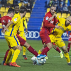 Higinio pugna con el defensa del Alcorcón Laure en el partido del miércoles en Santo Domingo.-Área 11