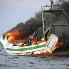 Fotografía facilitada por Salvamento Marítimo del barco pesquero Pastor Carrillo en llamas del que han sido rescatados tres miembros de su tripulación tras registrarse el incendio cuando navegaba a 5 millas al sur de Almería.-EFE