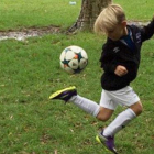 El joven, de 6 años, Ari Kum demuestra sus habilidades con el balón.-