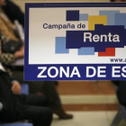 Imagen de una oficina de la Agencia Tributaria durante una campaña de la declaración de la renta-EFE / PÉREZ CABEZA