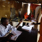 La zona de Darfur, al suroeste de Sudán, elige en un referéndum si mantendrá los cinco estados o se convertirá en un ente semiautónomo.-ASHRAF SHAZLY
