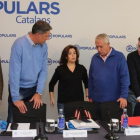 Los miembros de la ponencia territorial del PP con la vicepresidenta Soraya Sáenz de Santamaría, en un acto en Barcelona, el 12 de diciembre.-ELISENDA PONS