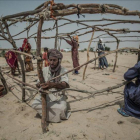 Un grupo de desplazados construye una cabaña en el asentamiento de Manara.-PABLO TOSCO / OXFAM-INTERMÓN