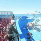 Un barco de la Marina italiana rescata a decenas de inmigrantes, el pasado febrero, frente a Lampedusa.-Foto:   AFP / MARINA ITALIANA
