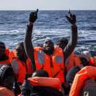 Inmigrantes subsaharianos reaccionan tras ser rescatados por integrantes de Proactiva Open Arms, en el Mediterráneo central, el 12 de enero del 2017.-AP / OLMO CALVO
