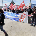 Los empleados de Torraspepel durante la manifestación de ayer enfrente de la empresa. / ÚRSULA SIERRA-