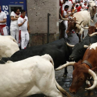 Los toros de la ganadería de Fuente Ymbro, que participa en los sanfermines desde hace trece años, han corrido hoy el cuarto encierro de este año.-EFE