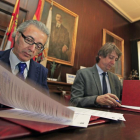 El gerente de la Fundación, Carlos Fernando Cabezas, y el alcalde, Carlos Martínez, rubrican ayer el acuerdo.-Mario Tejedor