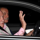 El rey Juan Carlos, a su llegada, este viernes por la noche, a la clínica Quirón de Pozuelo de Alarcón (Madrid).-EFE / KIKO HUESCA