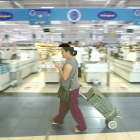Una señora con el carro de la compra en un hipermercado-JOSÉ LUIS ROCA