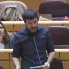 El senador de ERC Bernat Picornell lee la letra de 'El rei Borbó', del rapero Valtonyc, en la sesión de control en el Senado.-