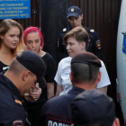 Liberación de los cuatro componentes de Pussy Riot, a los que la policía ha vuelto a detener poco después.  /-MAXIM SHEMETOV (REUTERS)