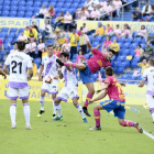 Escassi, expulsado en el partido del sábado, intenta controlar un balón ante un rival de Las Palmas.-HDS