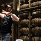 Un guía de Jack Daniels explica uno de los whiskis de la marca durante una cata para un grupo de visitantes.-RICARDO MIR DE FRANCIA
