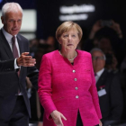 Merkel (derecha) y Matthias Mueller, presidente de Volkswagen, en el Salón Internacional del Automóvil de Fráncfort, el 14 de septiembre.-GETTY IMAGES / SEAN GALLUP