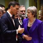 El presidente del Gobierno, Pedro Sánchez, y la primera ministra británica, Theresa May.-BEN STANSALL (AFP)