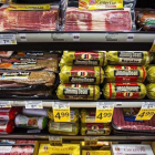 Vista de una alacena repleta de salchichas y bacon precocinado en un supermercado de Washington, Estados Unidos hoy 26 de octubre de 2015. a Organización Mundial de la Salud (OMS) alertó hoy de que comer carne procesada como salchichas, embutidos o prepar-EFE/Jim Lo Scalzo