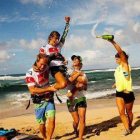 Iballa Ruano, alzada a hombros en Hawái como campeona de la Copa del Mundo por sus amigos (entre ellas su hermana Daida, subcampeona).-Foto:  PWA WORLD TOUR