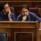 Íñigo Errejón y Pablo Iglesias, durante un pleno del Congreso de los Diputados.-JOSÉ LUIS ROCA