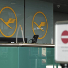 Mostrador de Lufthansa en el aeropuerto de Leipzig.-EFE