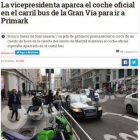 Captura del momento en que el coche oficial de la vicepresidenta estaciona en el carril bus de la Gran Vía de Madrid.-ELDIARIO.ES