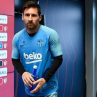 Messi entra en la sala de prensa de la ciudad deportiva de Sant Joan Despí junto a Piqué.-AFP / JOSEP LAGO