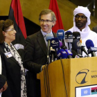 El enviado de la ONU para Libia, Bernardino León, anuncia en rueda de prensa la propuesta de un Gobierno de unidad nacional.-AP / ABDEJALIL BOUNHAR
